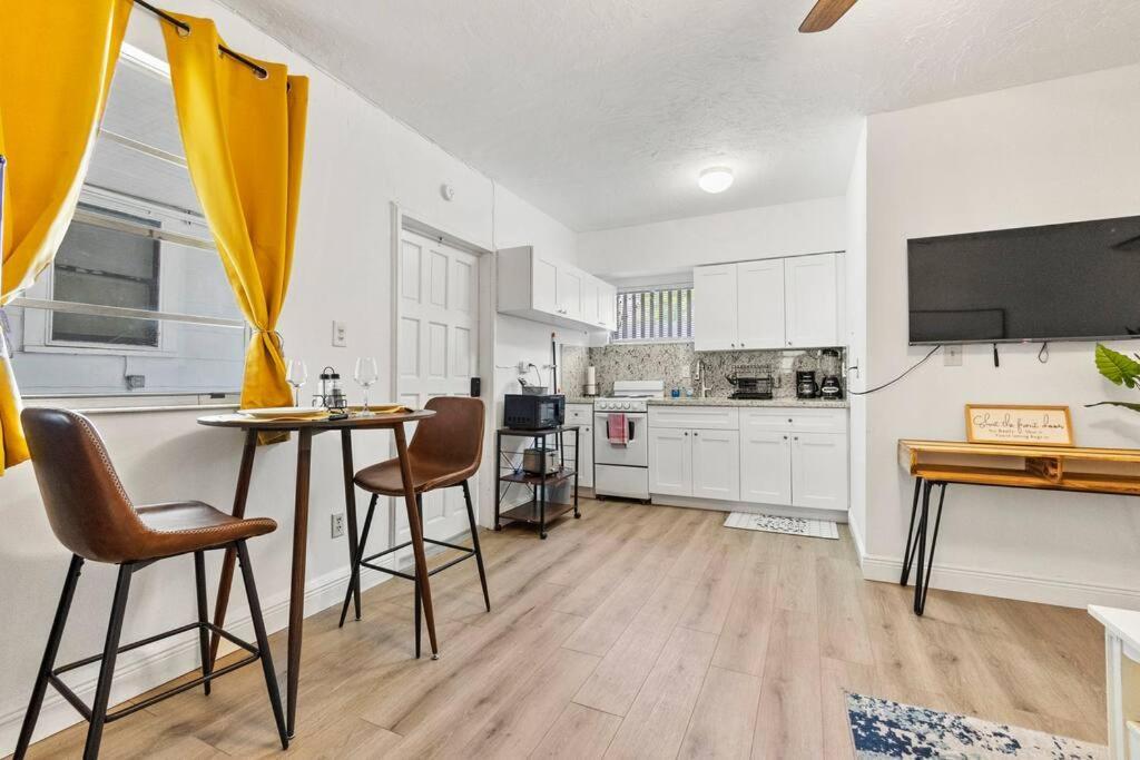 Intimate Casita Mia Minutes Away From Airport, Calle 8, Brickell, Coral Gables, The Beach And More! Miami Luaran gambar